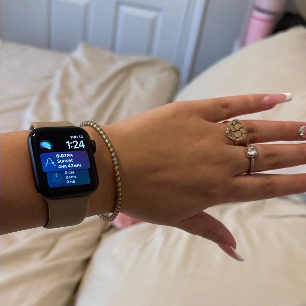 Apple Watch Series 5 40mm Aluminum – Excellent Condition + 2 Chargers